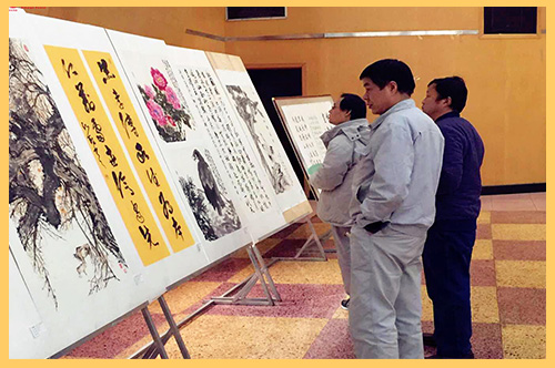 2018年1月，西柏坡發(fā)電公司舉辦第三屆迎新書畫展，員工們以筆墨表情達(dá)意，以書畫靜心舒懷.jpg