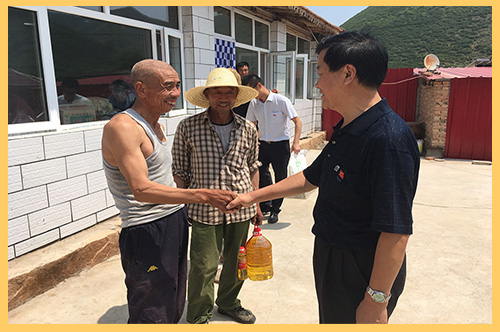 建投能源黨委副書記、紀委書記、工會主席李新浩到對口扶貧村調(diào)研，慰問當(dāng)?shù)厣罾щy群眾.jpg
